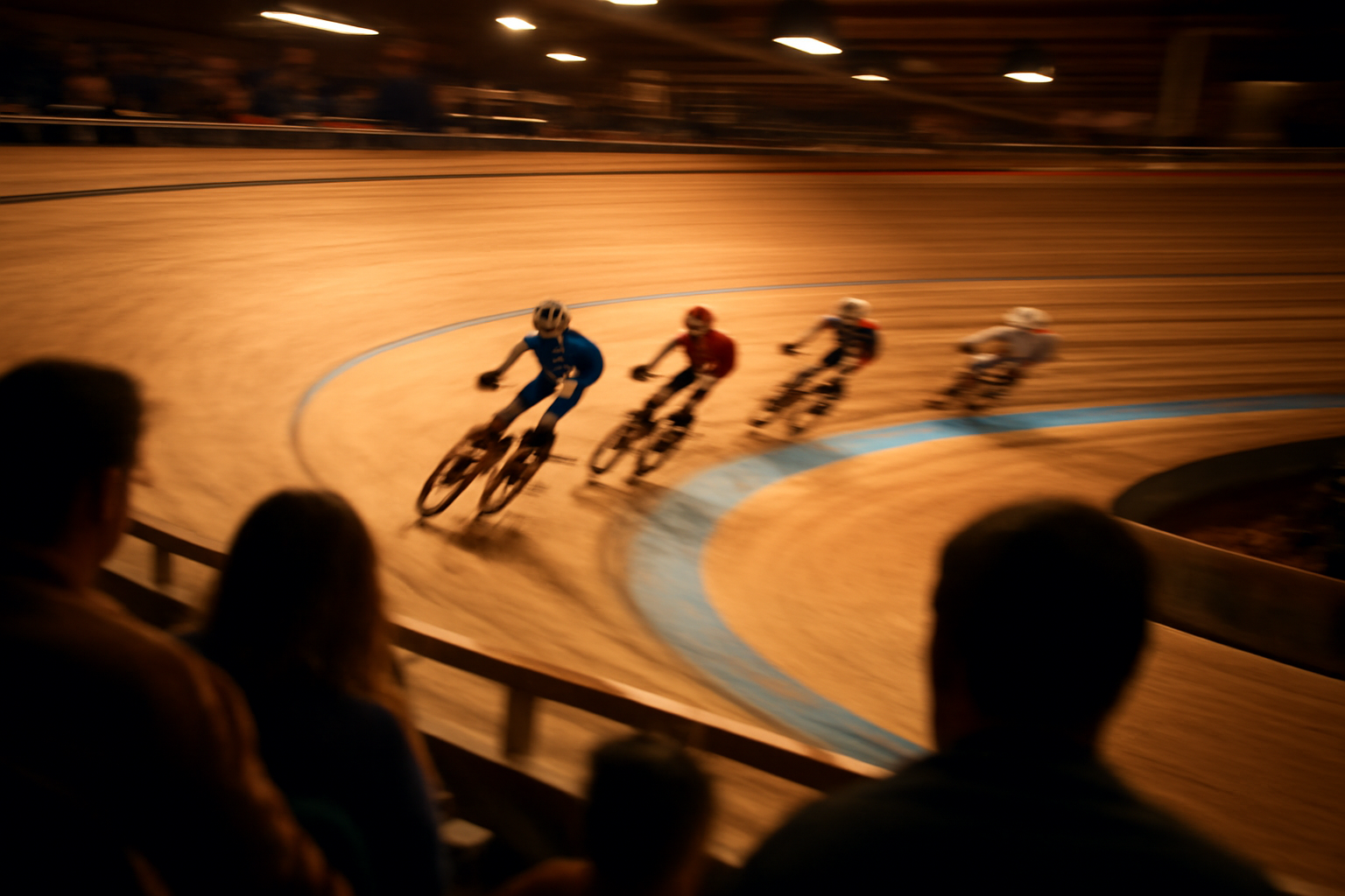 Pembalap sepeda trek melintasi tikungan velodrome saat perlombaan